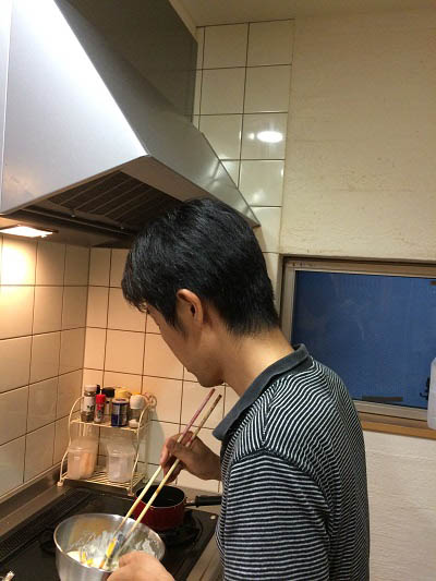 天ぷら揚げてます