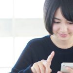 検索している女性