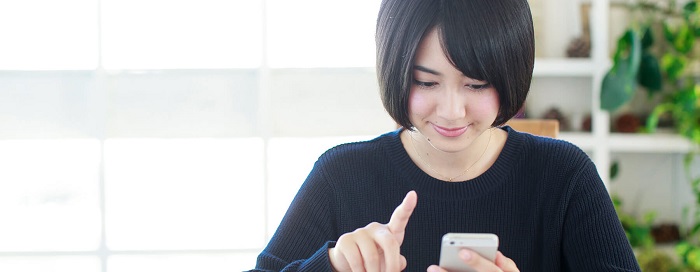 検索している女性